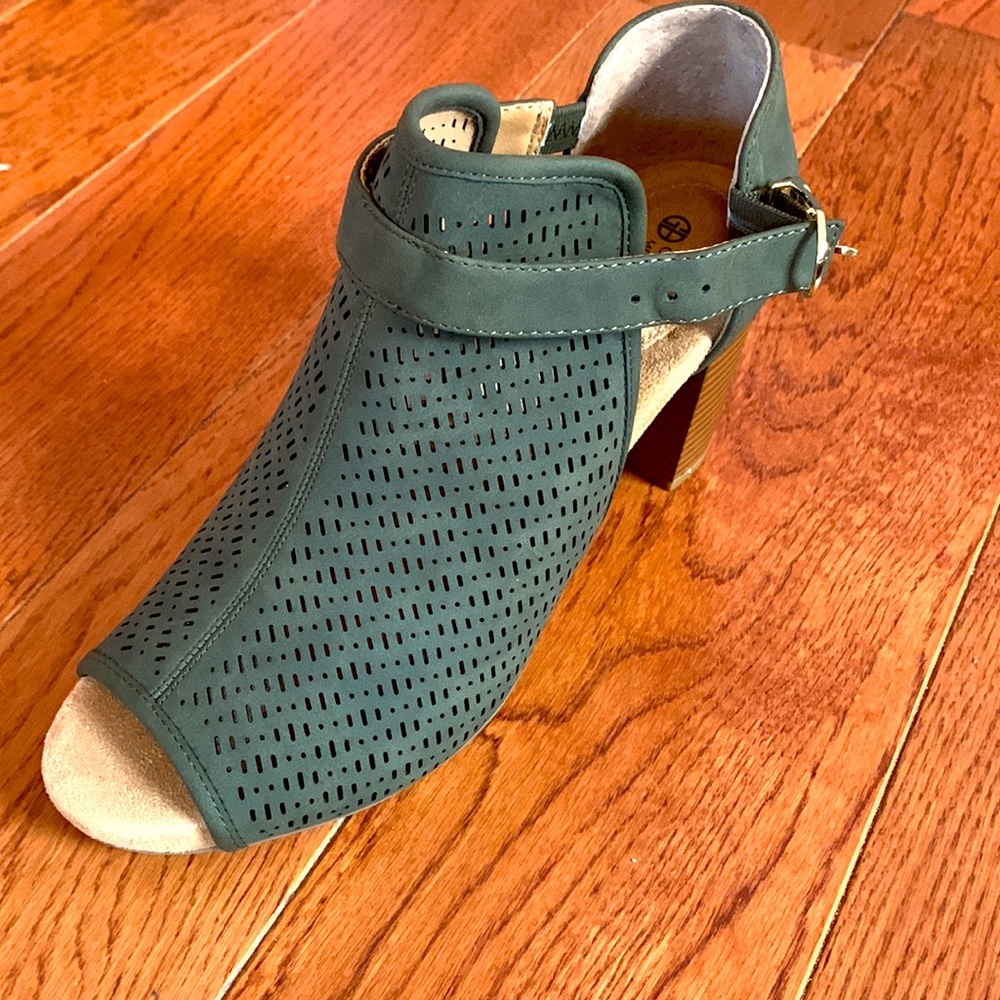 Brand New Gianni Bernini Size 10 Open Toed Ankle Boot